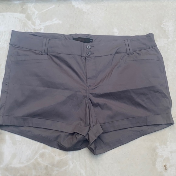 Torrid Shorts 26 Grey Cuffed Hem Studio Stretch Plus - Picture 4 of 8